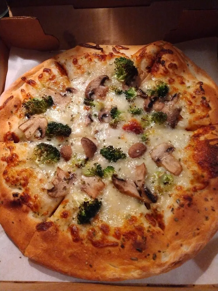 Broccoli and Mushroom Pizza with the White Sauce